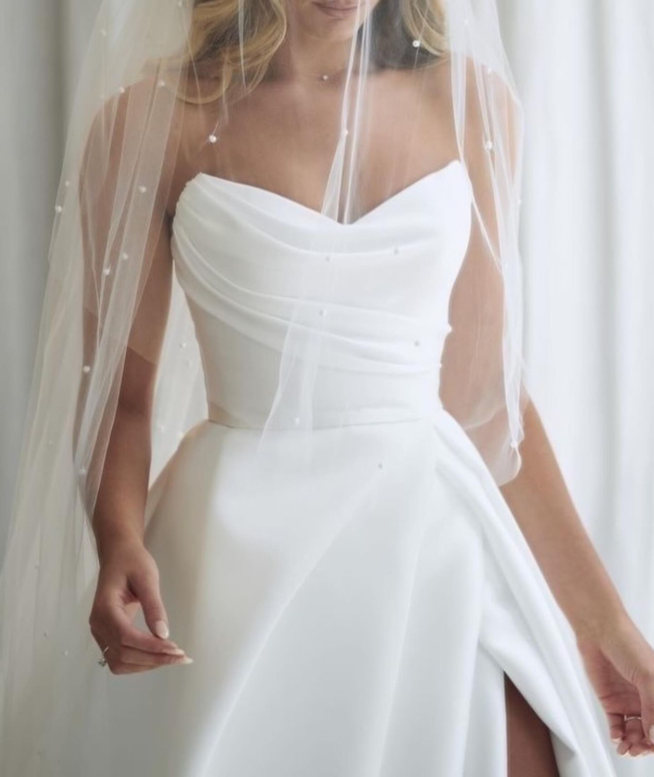 Vestido drapeado com véu de pérolas