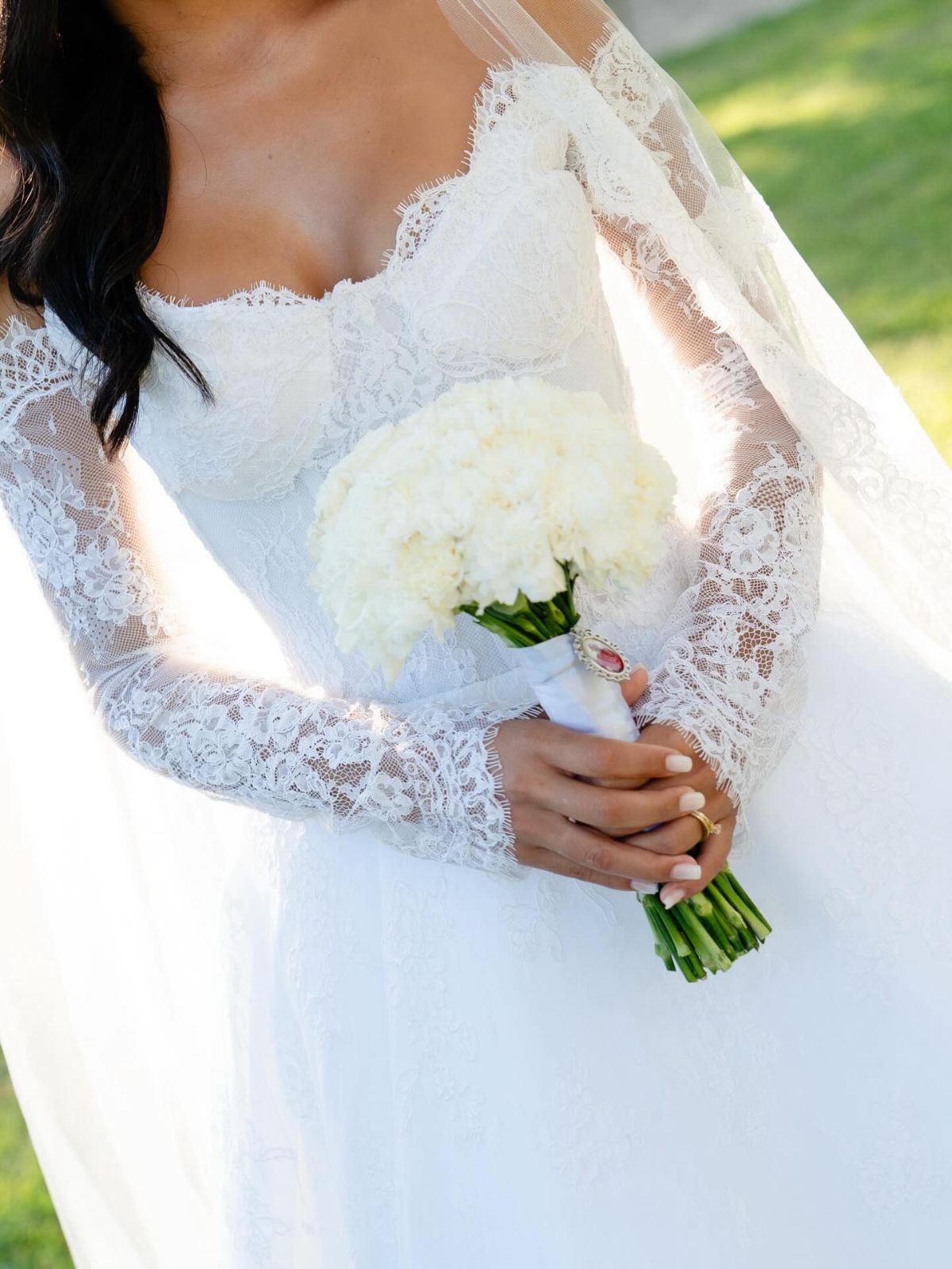 Vestido de renda com mangas longas