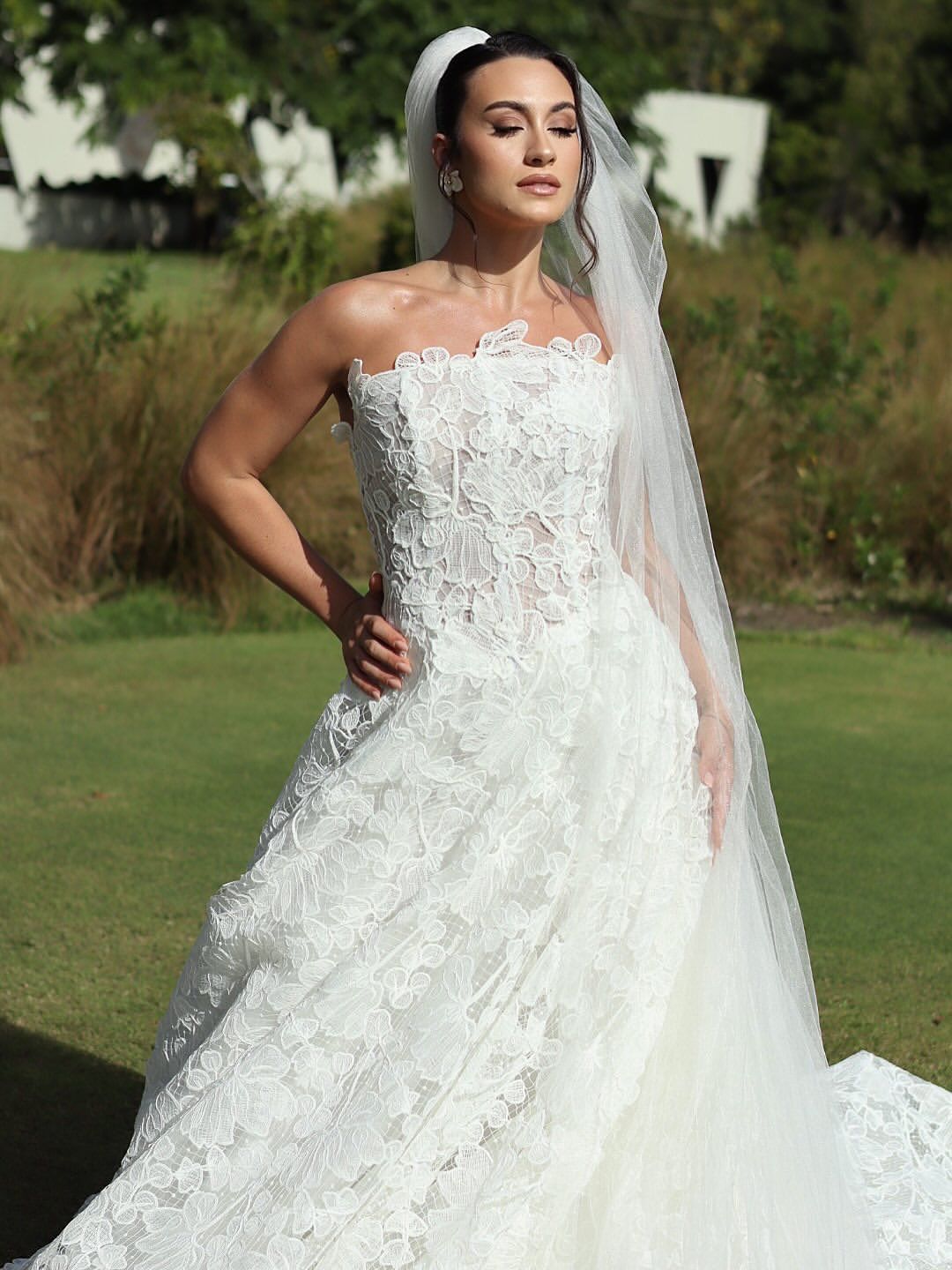 Noiva com vestido tomara que caia de renda ao ar livre